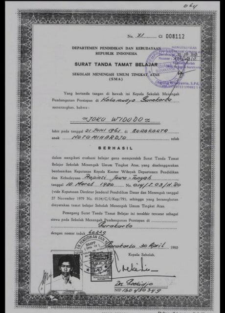 mungatipawitane's tweet image. Ini ijazah SMA &amp;amp; ijazah UGM nya, menurut penglihatanku beda fotonya. 
Silahkan dipertanggung jawabkan twittnya ya kakak, siap kan?