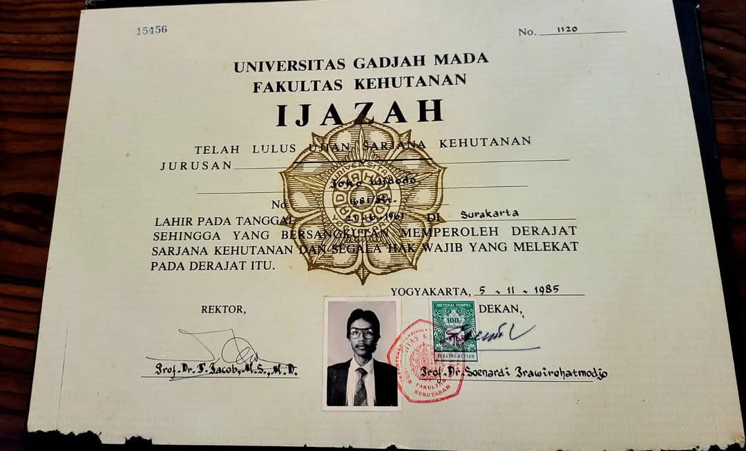 mungatipawitane's tweet image. Ini ijazah SMA &amp;amp; ijazah UGM nya, menurut penglihatanku beda fotonya. 
Silahkan dipertanggung jawabkan twittnya ya kakak, siap kan?