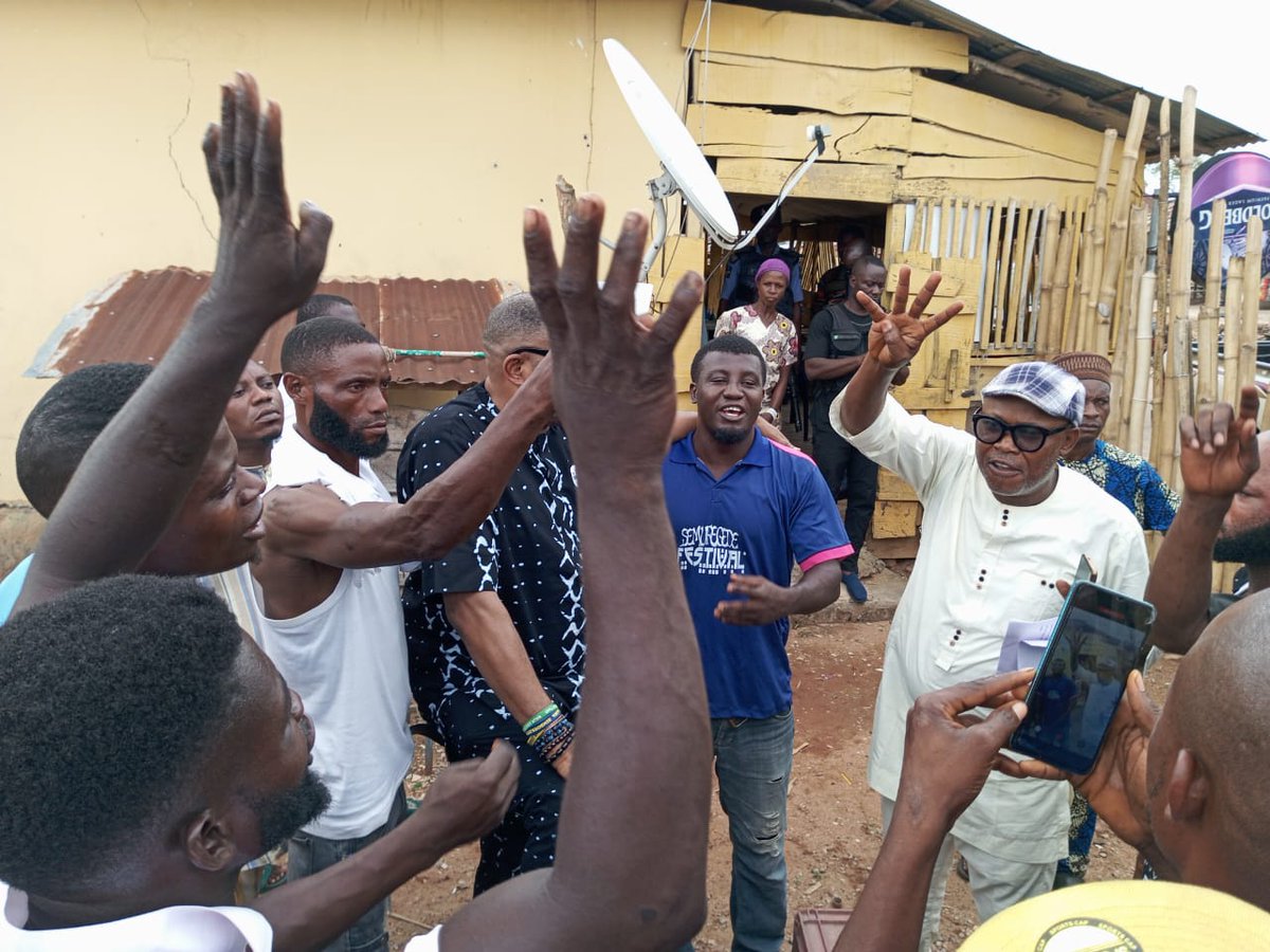 TheBaoWalk's tweet photo. THE BAO WALK - CONVENER AND CREW ON COMMUNITY SENSITISATION AT GBÓNYÌN/AIYÉKIRÉ LOCAL GOVERNMENT, ÒDÈ ÈKÌTÌ.
First stop-over was at Ìjàn Èkìtì General Hospital where Congressman Bimbo Daramola, in company of the Chairmen 
 of Gbónyìn LGA and Aiyékiré LGA, https://t.co/HPfsGV5faF