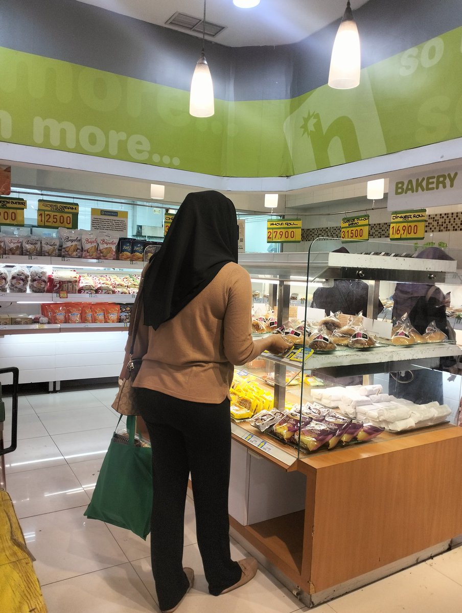 Mencari yang enak2 dan manis 🤤
