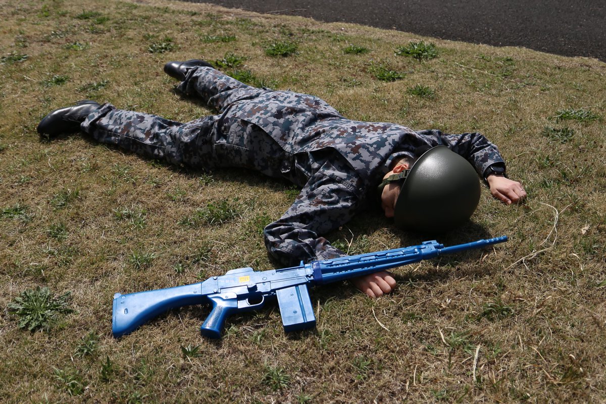 jasdf_hyakuri's tweet image. 細かすぎて伝わらない #航空自衛隊 モノマネ、第2問の正解は「両腕を同時に出すほふくで前進している」です。以前は「第5ほふく」と呼ばれていました。頭を低くし、かかとを寝かせ、努めて低い姿勢を取り、草などを握って引き寄せ前進します。訓練で行うとき、進む先に水たまりがあったら大変です😱