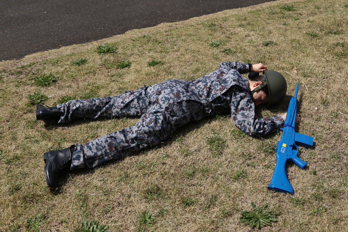 jasdf_hyakuri's tweet image. 細かすぎて伝わらない #航空自衛隊 モノマネ、第2問の正解は「両腕を同時に出すほふくで前進している」です。以前は「第5ほふく」と呼ばれていました。頭を低くし、かかとを寝かせ、努めて低い姿勢を取り、草などを握って引き寄せ前進します。訓練で行うとき、進む先に水たまりがあったら大変です😱