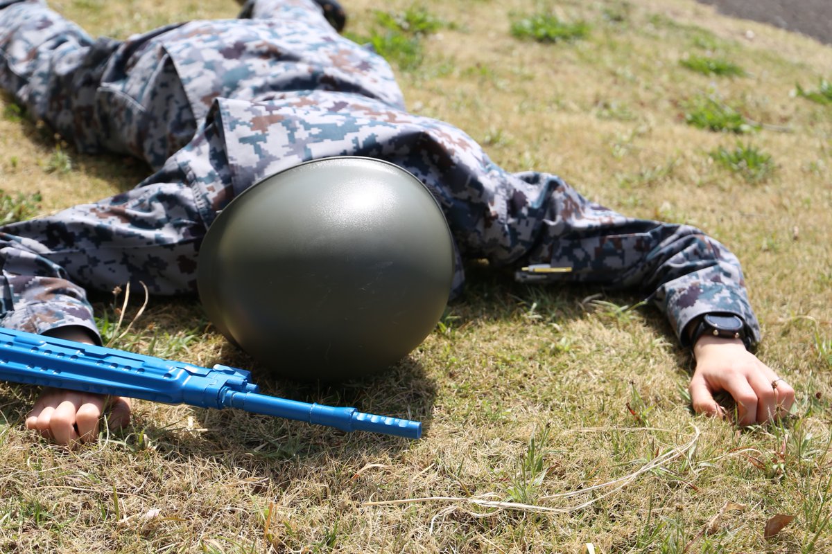 jasdf_hyakuri's tweet image. 細かすぎて伝わらない #航空自衛隊 モノマネ、第2問の正解は「両腕を同時に出すほふくで前進している」です。以前は「第5ほふく」と呼ばれていました。頭を低くし、かかとを寝かせ、努めて低い姿勢を取り、草などを握って引き寄せ前進します。訓練で行うとき、進む先に水たまりがあったら大変です😱
