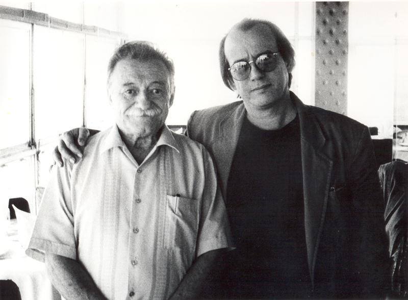 "Hay locuras que son poesía, hay locuras de un raro lugar. Hay locuras sin nombre, sin fechas, sin cura, que no vale la pena curar..."
📷Silvio Rodríguez