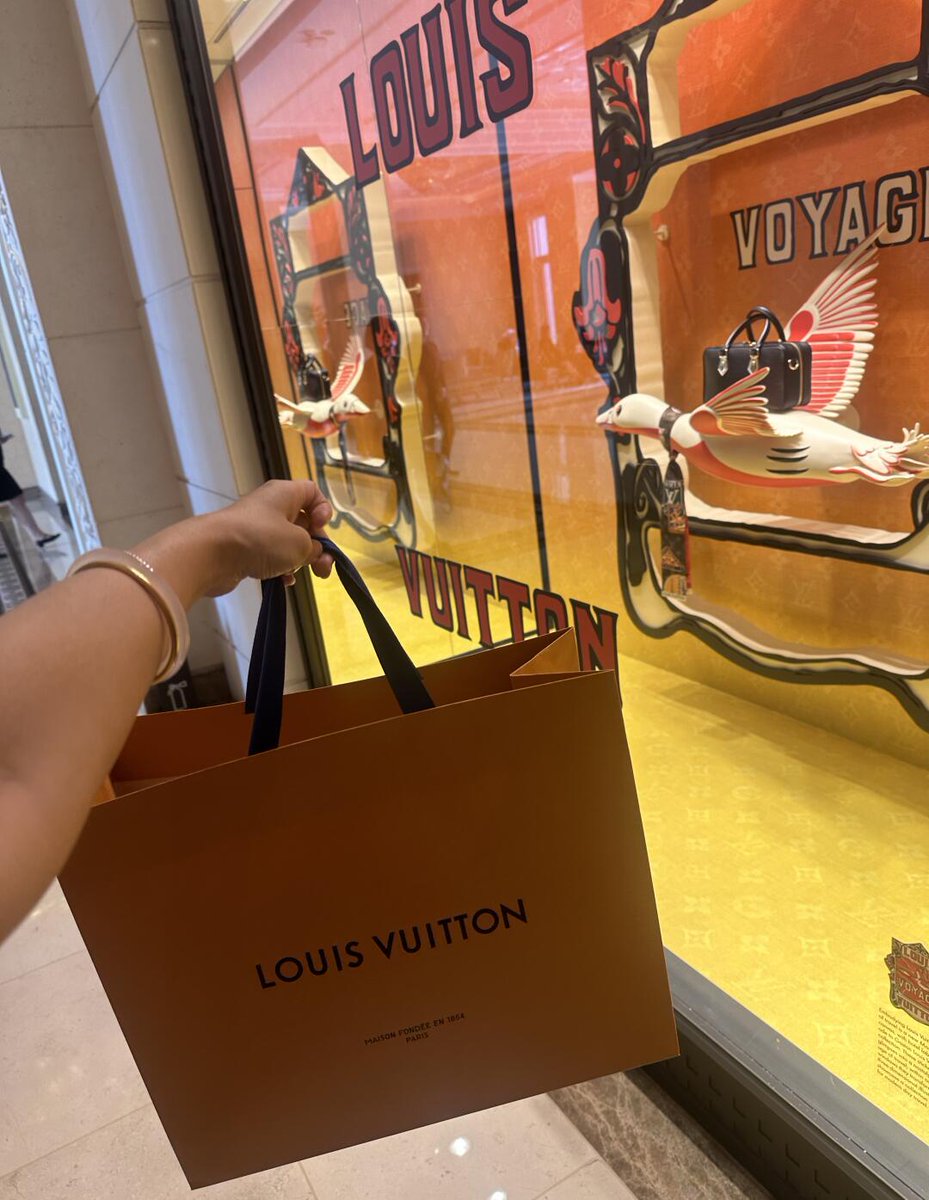 Caught in the moment, yet feeling distant. Style speaks but doesn't console.