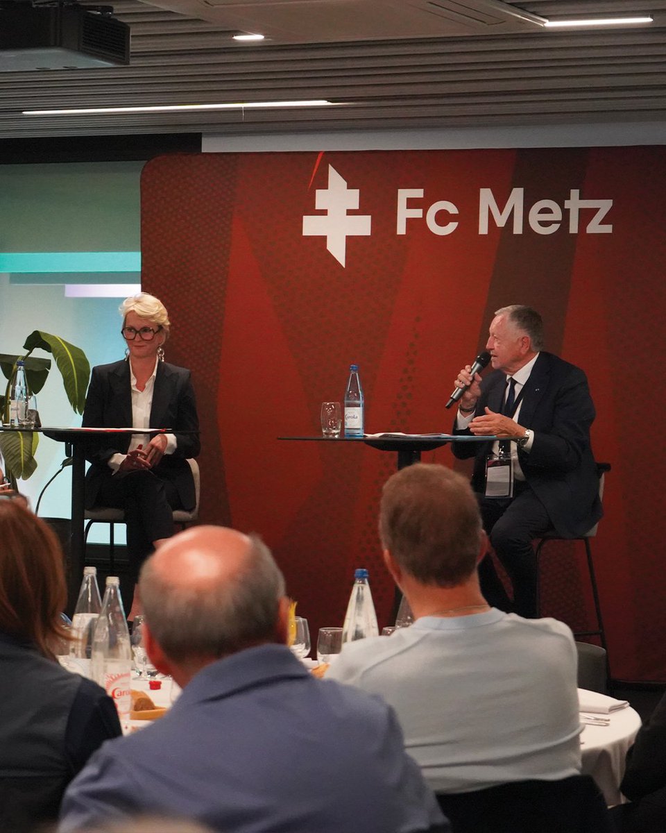 🎙️ <a href="/JM_Aulas/">Jean-Michel AULAS</a> et Hélène Schrub ont participé à un échange riche autour des grands enjeux du football féminin !

3️⃣ thématiques majeures ont rythmé les discussions :
🏟️ Le modèle lyonnais
💼 La structuration de la LFFP
⚒️ Les leviers de valorisation du football féminin

#LFFP