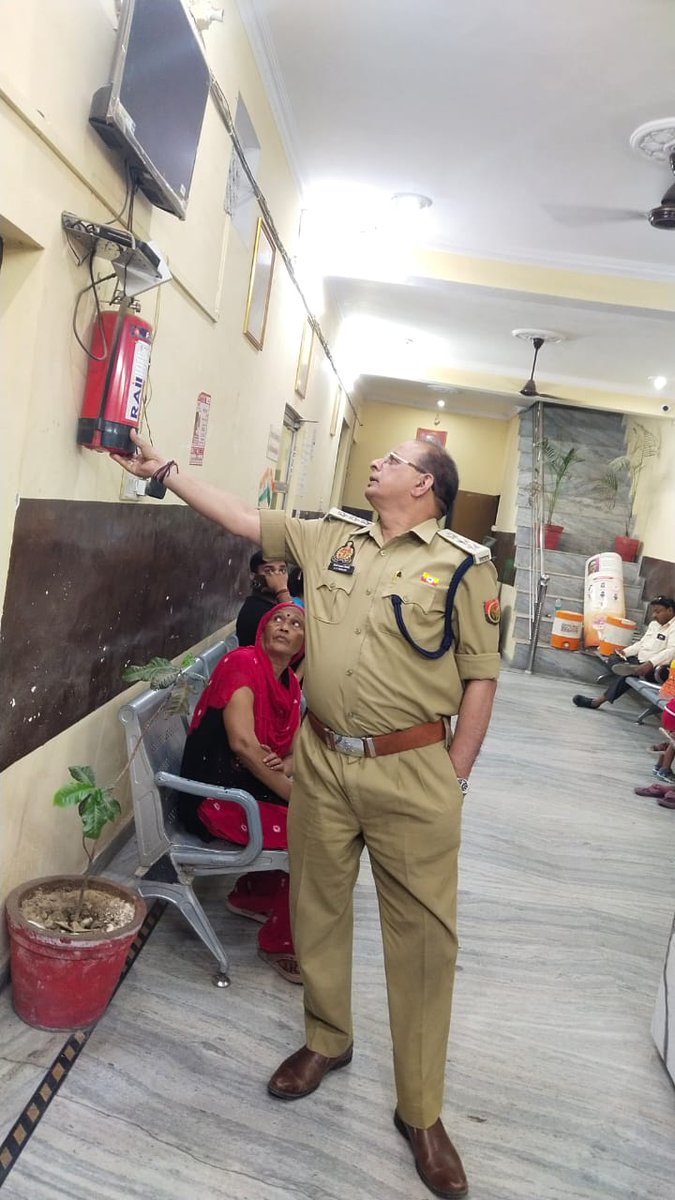 दिनाँक 16.04.2025 को DG महोदय फायर एंड इमरजेंसी सर्विस मुख्यालय लखनऊ के आदेशानुसार स्कीम 3 व 05 के अंतर्गत जनपद फतेहगढ़ में स्थित विभिन्न अस्पतालों एवं होटलों का अग्निसुरक्षा के दृष्टिगत निरीक्षण कर जन जागरूक किया गया। <a href="/fireserviceup/">Fire & Emergency Services Uttar Pradesh Police</a> <a href="/fatehgarhpolice/">FATEHGARH POLICE</a>