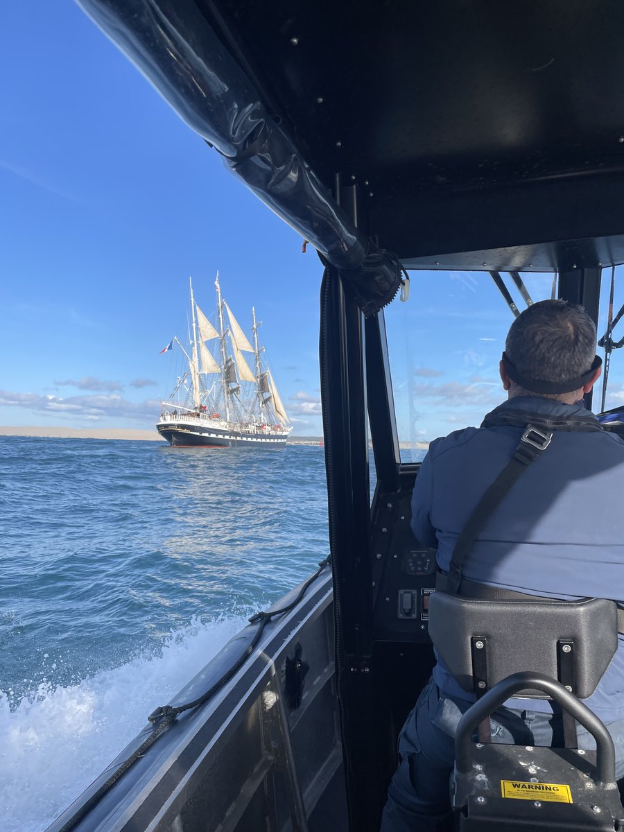 #SalonNautiqueArcachon ⚓️ | La délégation à la mer et au littoral de la préfecture de #Gironde et la <a href="/Gendarmerie_033/">Gendarmerie de la Gironde</a> ont encadré hier soir l'arrivée de la parade nautique des grands voiliers (Belem, Belle Poule et Lys Noir) dans le cadre du Salon Nautique d’Arcachon qui se