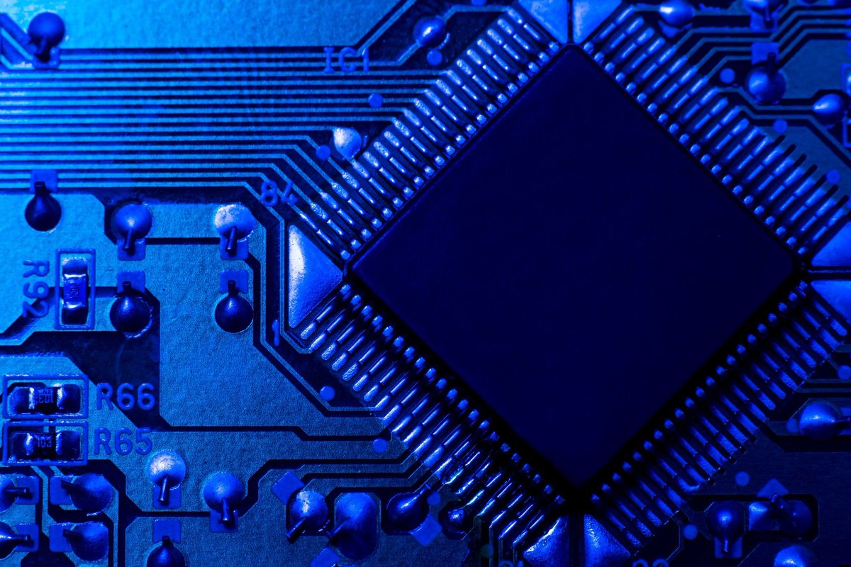 AZoOptics's tweet photo. 🔬 From hollow-core vortex fibers to quantum photonic chips—these are the 5 optical breakthroughs redefining 2025. #Photonics #OpticalScience #QuantumComputing

https://t.co/XWrOfPa7KQ https://t.co/IfkwUJXHaF