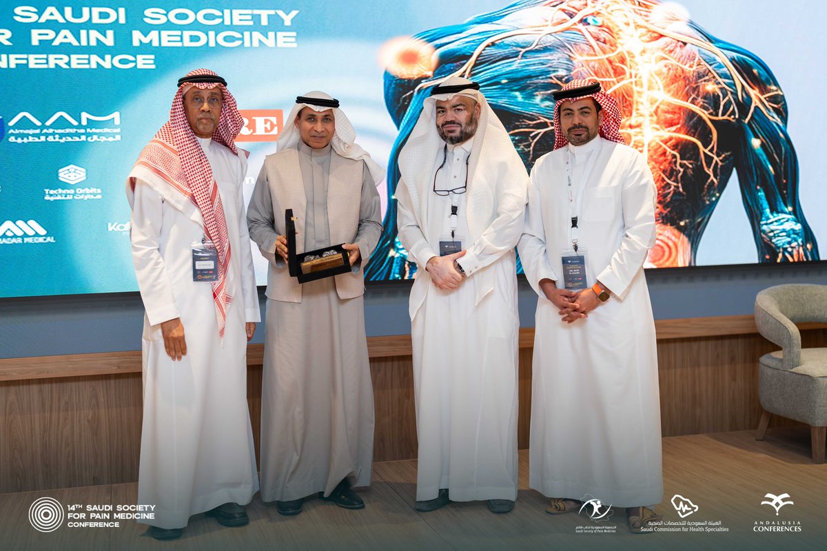 SSPainMedicine's tweet image. تكريم الجمعية لنخبة من الأطباء المتميزين في المؤتمر الرابع عشر للجمعية السعودية لطب الألم 

#kauweb
#fom_med_kau 
#kauhospita
#Nursing 
#pain  
#صحة
#جامعة_الملك_عبدالعزيز 
#CSSC