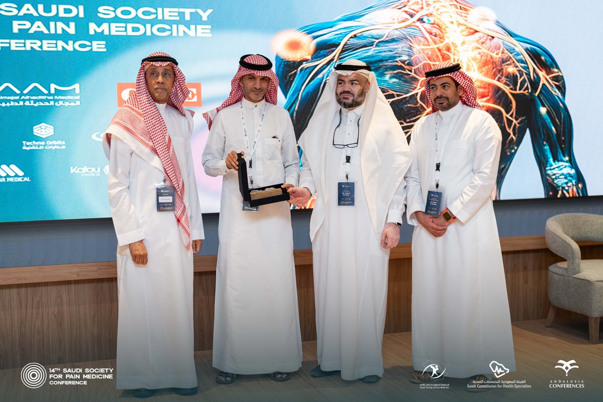 SSPainMedicine's tweet image. تكريم الجمعية لنخبة من الأطباء المتميزين في المؤتمر الرابع عشر للجمعية السعودية لطب الألم 

#kauweb
#fom_med_kau 
#kauhospita
#Nursing 
#pain  
#صحة
#جامعة_الملك_عبدالعزيز 
#CSSC