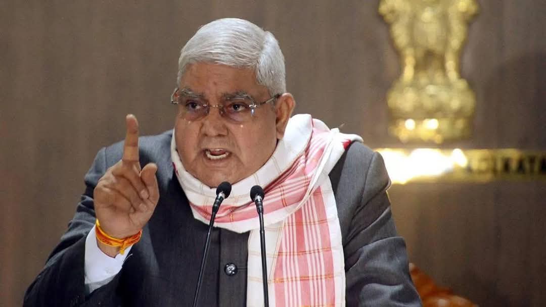 जगदीप धनखड़ को साधारण मत समझिए, ये व्यक्ति संविधान और क़ानून का इतना बड़ा जानकर है कि 10 CJI इसके सामने पानी माँगें।

पश्चिम बंगाल का राज्यपाल रहते इन्होंने AM-PM की गड़बड़ी के कारण रात के 2 बजे कैबिनेट बैठक का ऐलान कर दिया था। इतनी तनातनी रही ममता बनर्जी से, फिर भी उप-राष्ट्रपति