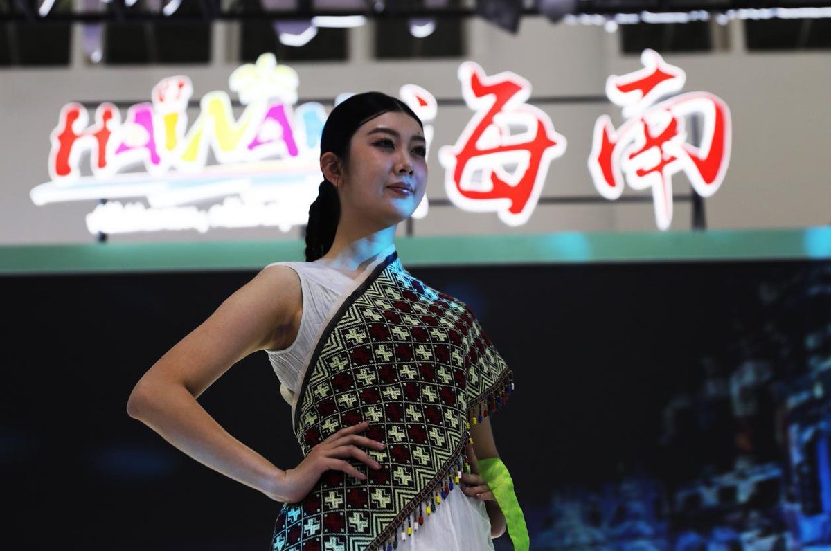 HainanToday's tweet image. During this year’s #CICPE, the #Hainan #Pavilion has been packed with visitors, particularly at the Sansha deep-sea seafood exhibition zone, which drew crowds of buyers and consumers for inquiries and negotiations. Leveraging the expo, local Hainan brands are accelerating their