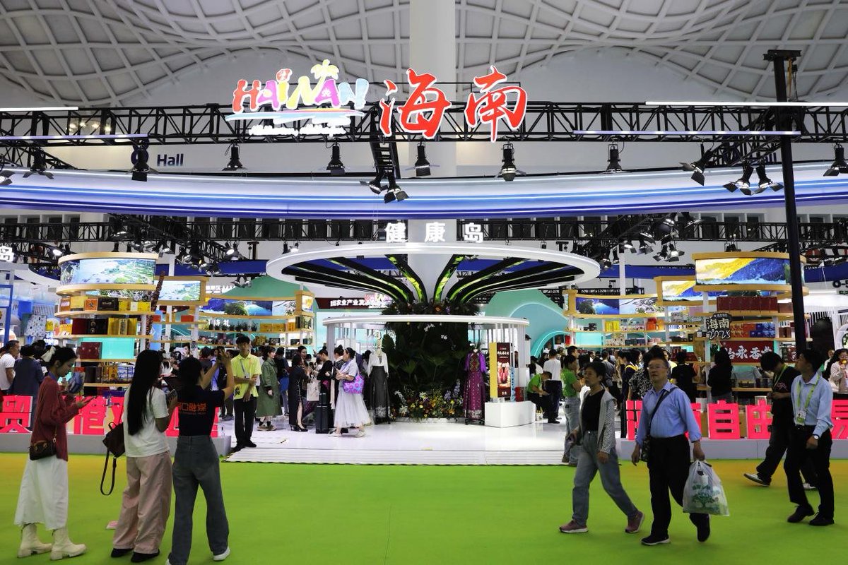 HainanToday's tweet image. During this year’s #CICPE, the #Hainan #Pavilion has been packed with visitors, particularly at the Sansha deep-sea seafood exhibition zone, which drew crowds of buyers and consumers for inquiries and negotiations. Leveraging the expo, local Hainan brands are accelerating their