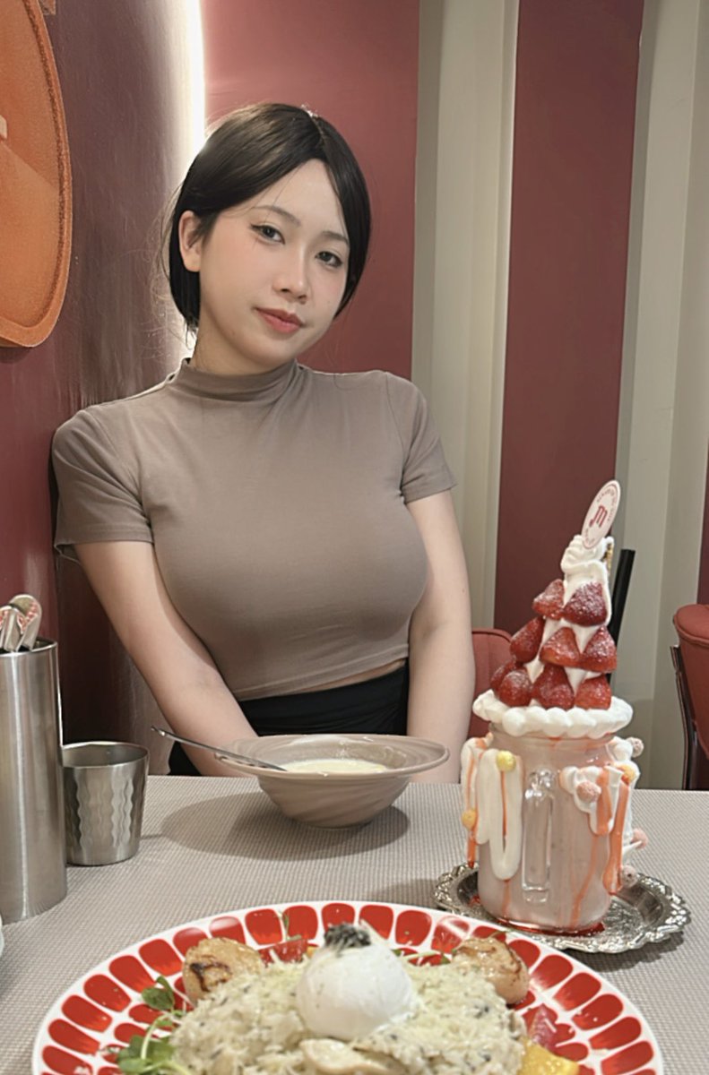 今天跟閨蜜去吃西門的網紅咖啡廳 🍽️

超浮誇草莓奶昔！！