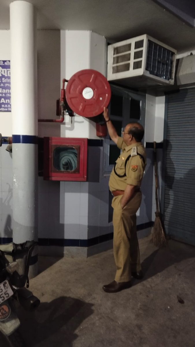 दिनाँक 17.04.2025 को DG महोदय फायर एंड इमरजेंसी सर्विस मुख्यालय लखनऊ के आदेशानुसार स्कीम 3 व 05 के अंतर्गत जनपद फतेहगढ़ में स्थित विभिन्न अस्पतालों एवं होटलों का अग्निसुरक्षा के दृष्टिगत निरीक्षण कर जन जागरूक किया गया। <a href="/fireserviceup/">Fire & Emergency Services Uttar Pradesh Police</a> <a href="/fatehgarhpolice/">FATEHGARH POLICE</a>