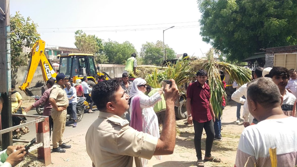 AmdavadAMC's tweet photo. અમદાવાદ મ્યુનિસિપલ કોર્પોરેશનના એસ્ટેટ વિભાગ, SWM વિભાગ ,સીએનસીડી વિભાગ તથા એસઆરપી સ્ટાફ દ્વારા સંયુક્ત રીતે ઘાટલોડિયા વોર્ડમાં કુલ 11 નંગ ઢોરના વાડા દૂર કરવામાં આવ્યા હતા.
#AhmedabadMunicipalCorporation
#GhatlodiaWard #AMCEstate
#AMCSWM #CNCD
#EncroachmentRemoval #CleanCity https://t.co/r7q81XhysZ