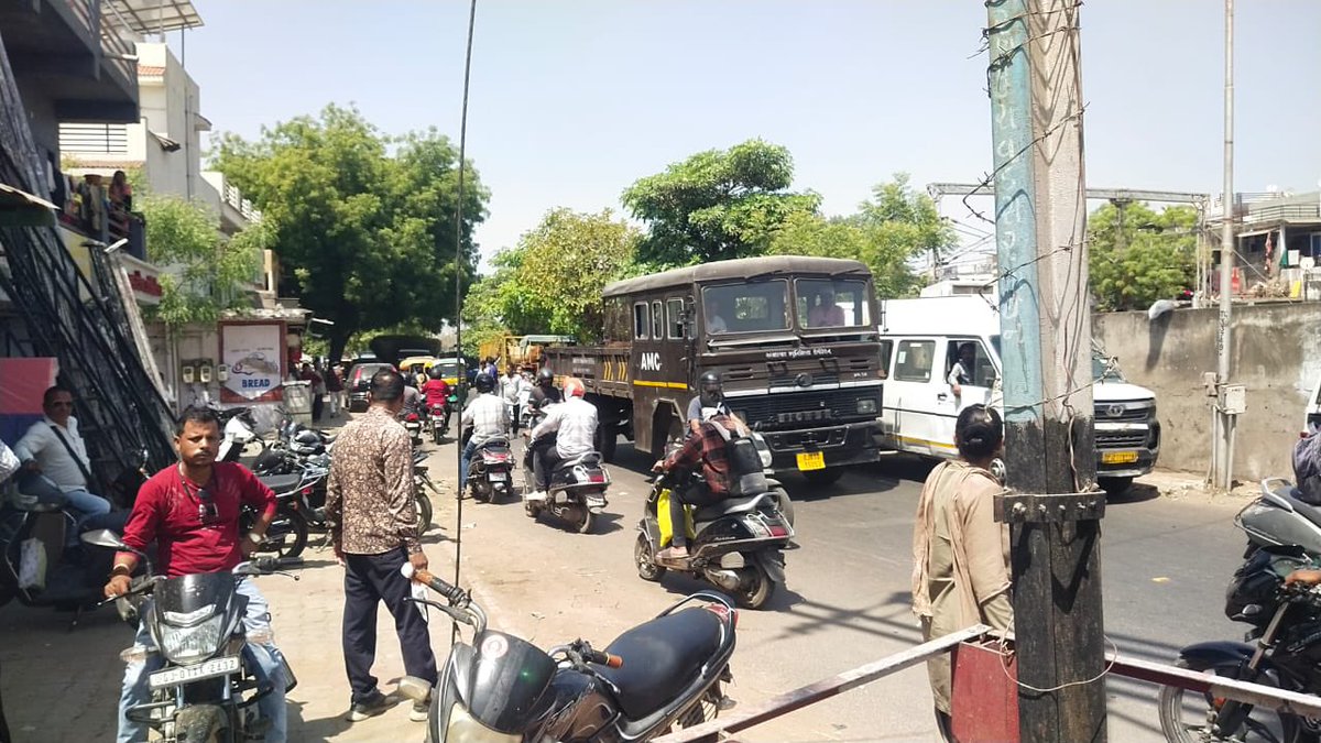 AmdavadAMC's tweet photo. અમદાવાદ મ્યુનિસિપલ કોર્પોરેશનના એસ્ટેટ વિભાગ, SWM વિભાગ ,સીએનસીડી વિભાગ તથા એસઆરપી સ્ટાફ દ્વારા સંયુક્ત રીતે ઘાટલોડિયા વોર્ડમાં કુલ 11 નંગ ઢોરના વાડા દૂર કરવામાં આવ્યા હતા.
#AhmedabadMunicipalCorporation
#GhatlodiaWard #AMCEstate
#AMCSWM #CNCD
#EncroachmentRemoval #CleanCity https://t.co/r7q81XhysZ