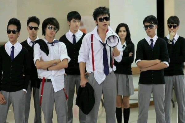 HabisNontonFilm's tweet image. Sebelum ngajar di SMA Duri, pak guru Edwin punya geng juga pas masih sekolah di SMA Cinta Cenat Cenut. 

I heart you so much, pak Edwin 🫶