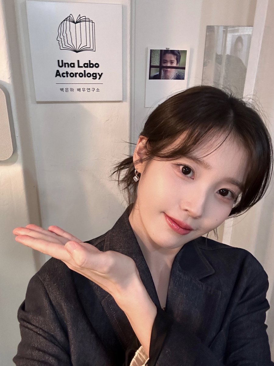 _IUofficial's tweet photo. [📷] 
250418
백은하의 주고받고

아이유와 주고받는 이 순간이 
끝나지 않기를 바라요..💧
모든 시간을 주어서라도
영원히 관객이 될게🫶

#아이유 #IU 
#백은하의주고받고 https://t.co/TYRMtjoMvu