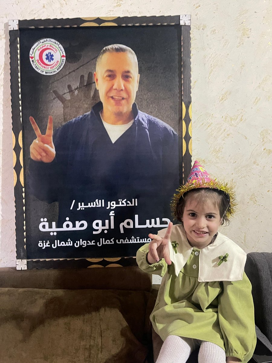 HussamAbuSafiya's tweet image. Today, Lidya turns four years old and for four months, she hasn’t seen her grandfather. In her beautiful new dress, Lidya smiles next to a picture of him but what she doesn’t know is the pain and torture that her grandfather is enduring.
Palestinian hostages are starved and…