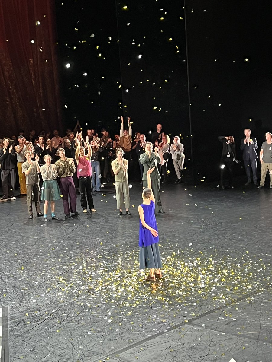 Magnifique soirée à l’image de cette danseuse. Poings en l’air, fleurs dans le bidet, un regard pour chacun, tout le monde sur scène y compris la technique 🥲