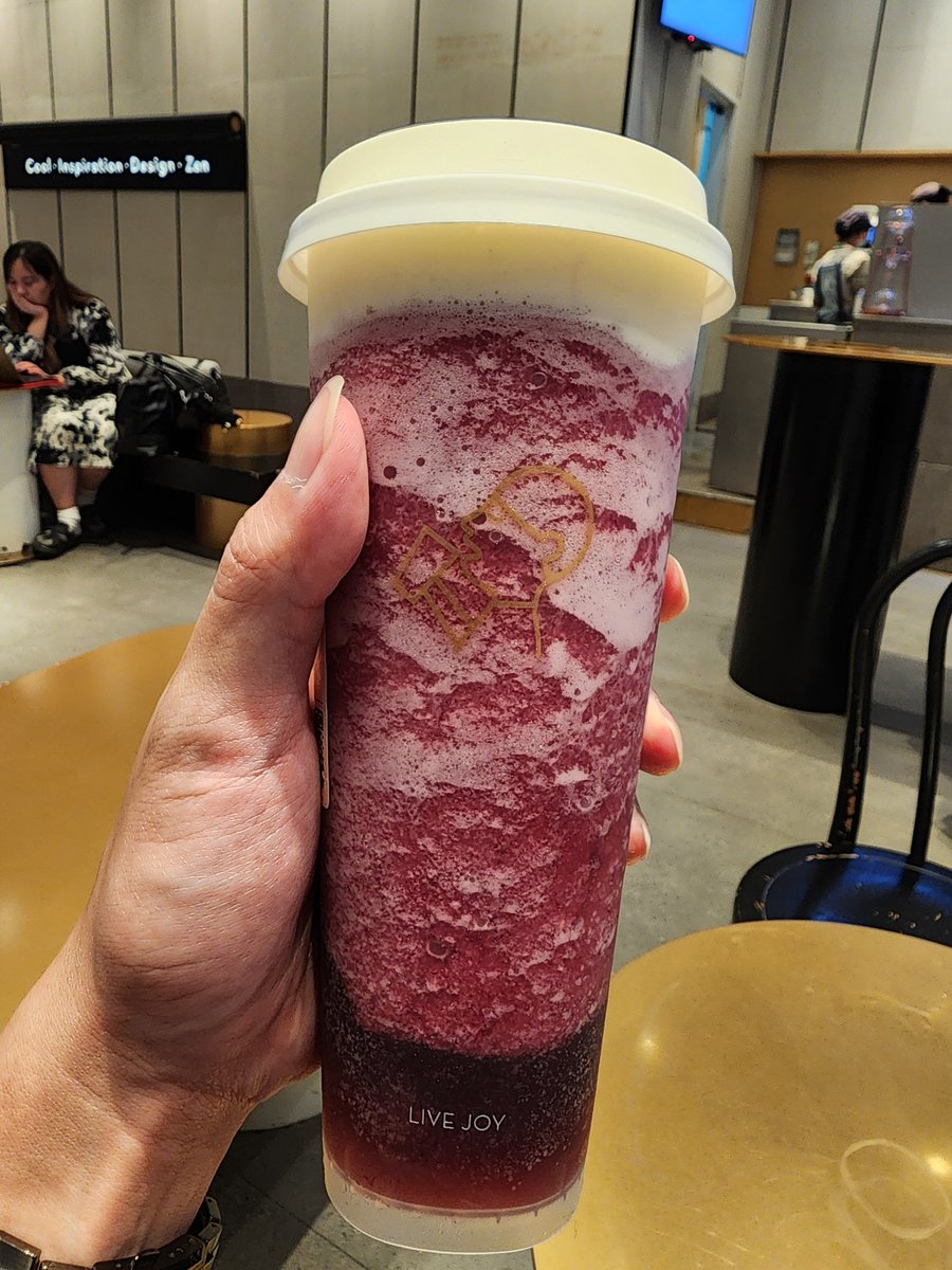 RNowong's tweet photo. ขอรีวิว Heytea ณ สิงคโปร์ (ไปอยู่ 2 เดือน กินไปน่าจะเป็น10แก้ว)
สั้นๆคือ "อร่อยทุกเมนู ยกเว้นชาองุ่น"
คือไม่ได้ไม่ดี แต่คิดว่าไม่ได้ขนาดที่คนอวยกัน ส่วนตัวว่า Nosetea หรือแม้แต่ Jiancha ของไทยอร่อยกว่า

ส่วนเมนูอื่นเทพสัด
Matcha ดีมาก Brown sugar นัว Mango อร่อย

เอามาเปิดไทยที https://t.co/hGP8QCpQMI