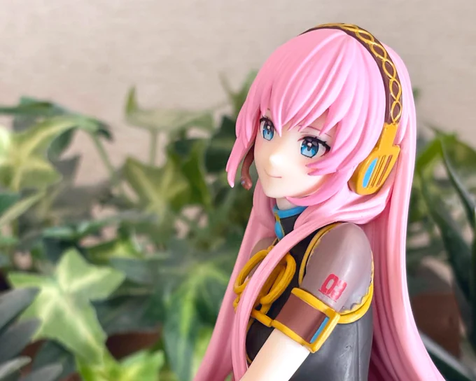 ぬーストフィギュア #巡音ルカ !実物すごいわ…顔もポーズも良すぎる優勝ルカちゃんが座ってるのは、ガチャガチャの「カップヌードル リン具」のカップ。高さがぴったりすぎて笑いました。おすすめ。 