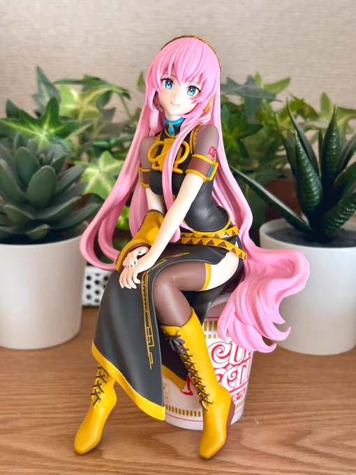 ぬーストフィギュア #巡音ルカ !実物すごいわ…顔もポーズも良すぎる優勝ルカちゃんが座ってるのは、ガチャガチャの「カップヌードル リン具」のカップ。高さがぴったりすぎて笑いました。おすすめ。 