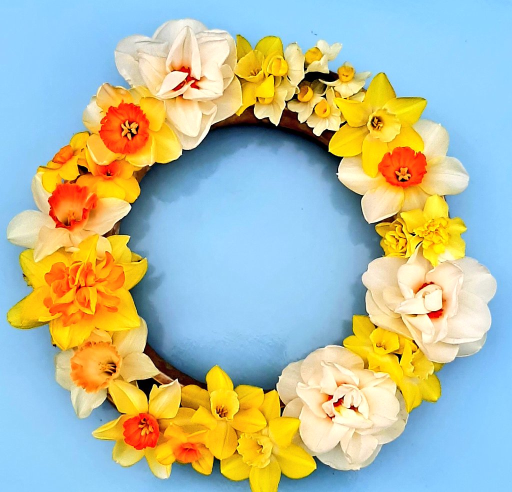 Happy Easter everyone!  Wishing all my fabulous flower friends a gorgeous Easter weekend filled with happiness and joy. May your flowers bloom and the Easter bunny deliver lots of chocolate treats. If the sun shines for us thats a bonus! 

#Daffodils #narcissi #vintage #posy