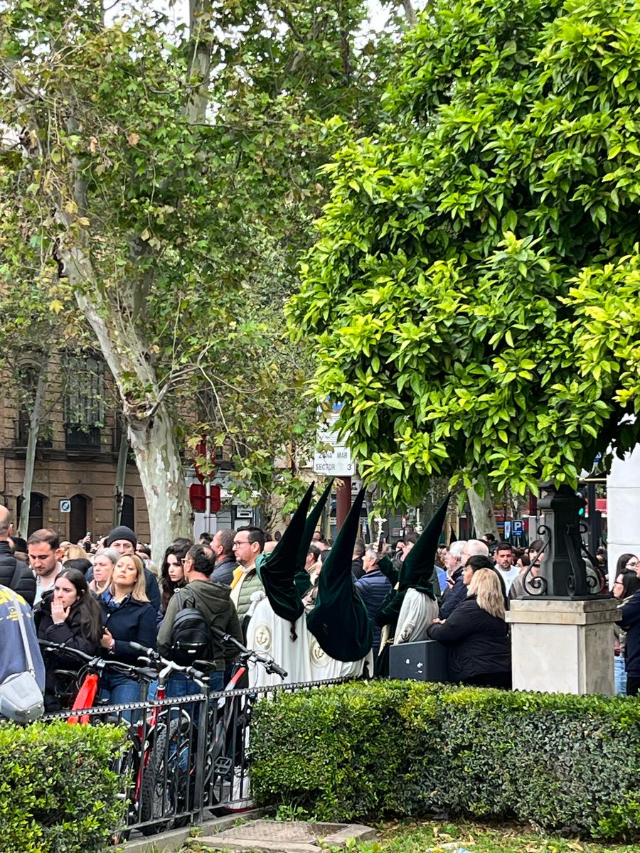 angelsm_02's tweet photo. Esto da para pensar, a las personas se les esta olvidando ya lo que es realizar una estacion de petinencia y acompañar a tus imagenes. Estan convirtiendo la semana santa en un circo en vez de una semana de cristianismo y fe. Hay que  cambiar esto antes de que sea demasiado tarde. https://t.co/ADuQMWDbOa