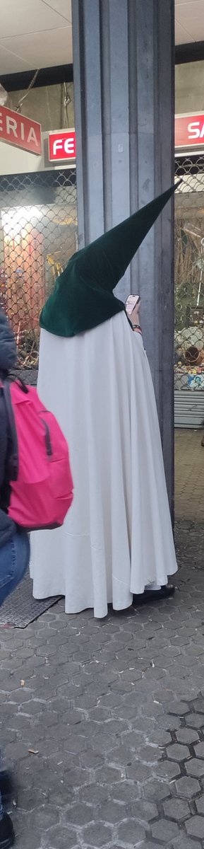 angelsm_02's tweet photo. Esto da para pensar, a las personas se les esta olvidando ya lo que es realizar una estacion de petinencia y acompañar a tus imagenes. Estan convirtiendo la semana santa en un circo en vez de una semana de cristianismo y fe. Hay que  cambiar esto antes de que sea demasiado tarde. https://t.co/ADuQMWDbOa