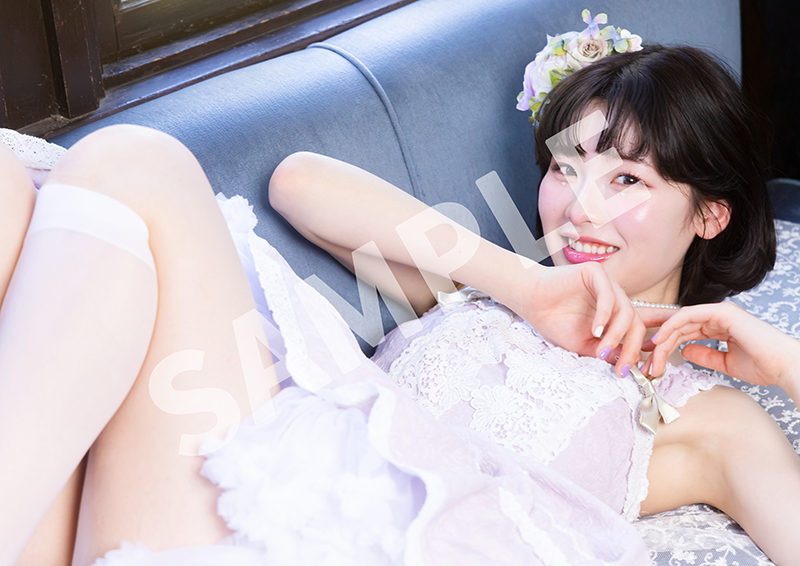 BUBKA_WEB's tweet photo. 元AKB48・浅井七海さん
❤️ゴージャスな赤ドレス
💚緑のショートパンツ姿
🤍真っ白なお着替え前ショット
💜妖艶な紫ロリータファッション
🌈7色の「色」をテーマに撮影
1⃣st写真集『ナナミイロ』発売決定
🔻コメント＆アザーカット
https://t.co/ObedNHjo4o
#浅井七海 #浅井七海1st写真集 #ナナミイロ https://t.co/rUQRhAcUsD
