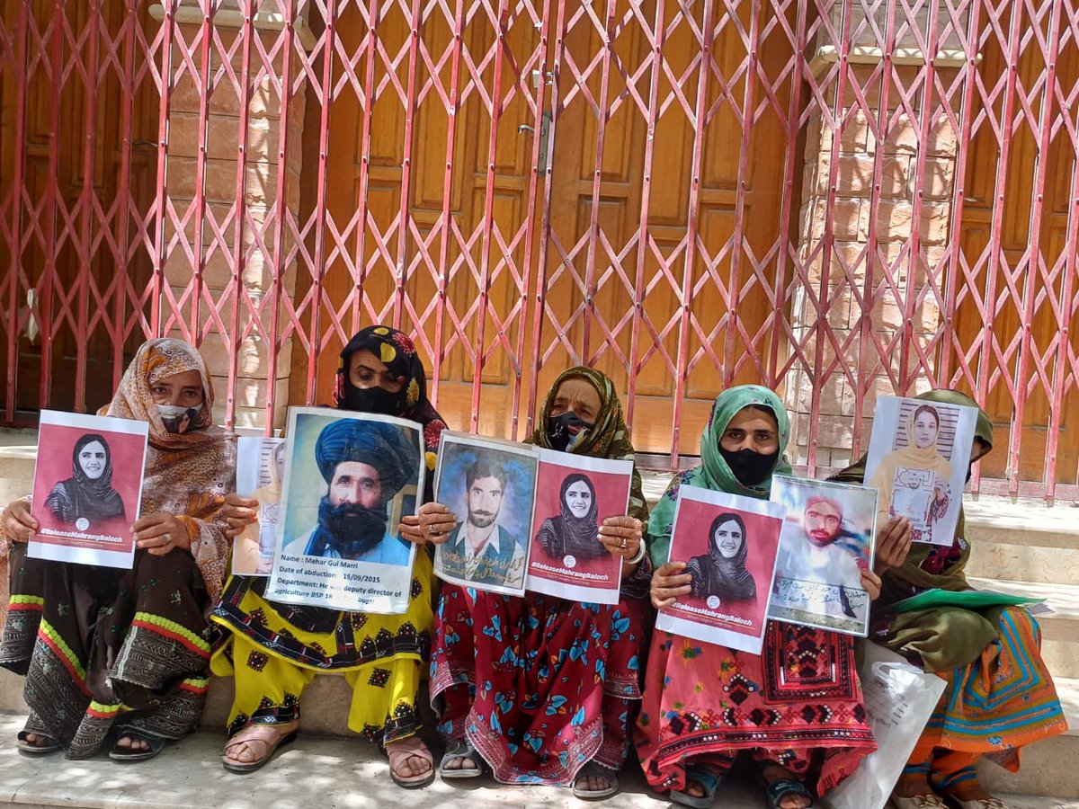 SammiBaluch's tweet photo. ایک طرف عدلیہ انصاف فراہم کرنے میں ناکام ہے، تو دوسری جانب غیر قانونی طور پر حراست میں لیے گئے اسیران کے لواحقین کو اپنی آواز بلند کرنے کی بھی اجازت نہیں دی جا رہی۔

ڈاکٹر ماہ رنگ بلوچ، صبغت اللہ شاہ جی، بیبگر بلوچ، گلزادی بلوچ، بیبو بلوچ اور دیگر سیاسی اسیران کی غیر آئینی حراست کے خلاف اُن کے اہلِ خانہ نے کوئٹہ پریس کلب کے سامنے احتجاجی کیمپ قائم کیا، جسے پولیس نے زبردستی اکھاڑ دیا۔ اس کے باوجود لواحقین سخت گرمی میں کھلے آسمان تلے اپنا احتجاج جاری رکھے ہوئے ہیں۔

اس احتجاجی کیمپ کا مقصد ریاستی جبر کے خلاف آواز بلند کرنا اور بے گناہ اسیران کی فوری رہائی کا مطالبہ کرنا ہے۔ مگر پولیس کی جانب سے کیمپ لگانے سے روکنا، شہریوں کے اظہارِ رائے اور احتجاج کے آئینی حق کی سنگین خلاف ورزی ہے۔

ہم کوئٹہ کے تمام شہریوں، سماجی و سیاسی کارکنان، انسانی حقوق کے علمبرداروں اور باضمیر افراد سے اپیل کرتے ہیں کہ وہ اس احتجاجی کیمپ میں شریک ہو کر متاثرہ خاندانوں سے اظہارِ یکجہتی کریں اور اُن کی آواز کو تقویت دیں۔