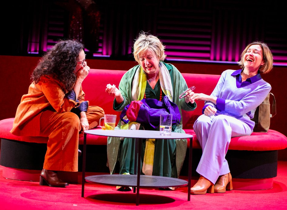 🎉Avui és festa però nosaltres seguim aixecant el teló. No hi ha millor pla que anar al teatre: 
📻 'Dones de ràdio' segueix a La Villarroel, amb tres actrius increïbles.
🪩  I  'Les Bàrbares' encaren els últims dies de funcions, ÚLTIMA OPORTUNITAT!

A què espereu?🙌