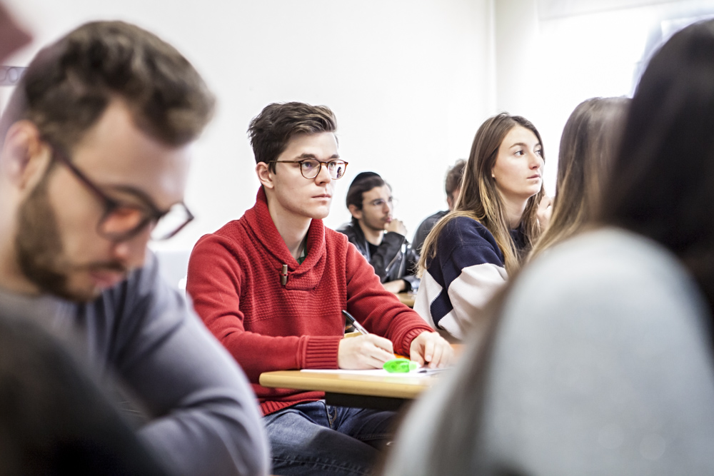 uaxuniversidad's tweet photo. 🔬✨ ¿Estás en el último curso de grado o máster en #UAX?  ¡Llega la I Beca de Verano de Iniciación a la Investigación en colaboración con la Fundación Alfonso X el Sabio.  Una oportunidad única con la que podrás vivir una experiencia real dentro de un proyecto de investigación. 
📩 Más información y solicitudes: fundacion@uax.es
#HazloenUAX