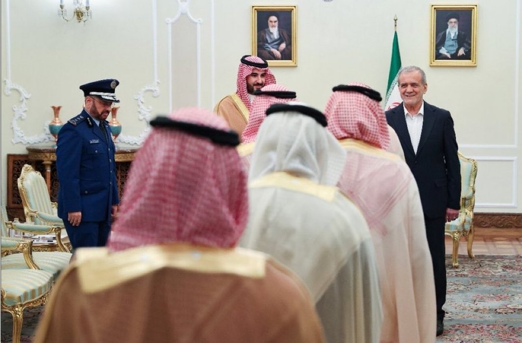 hamzah123450's tweet photo. سنقطع يد إيران في اليمن 
سندافع عن الصحابه وأمهات المؤمنين 
من المجوس الإيرانيين 
إيران أشد خطر من الكفار واليهود 
إيران تدعم الميليشيات 
وفي الاخير 🤦🏻
واقفين طابور الصباح لأداء التحيه للإيراني 😅

ماهو موقف مرتزقتنا في السعوديه
من التقارب السعودي الإيراني ؟
أتحداهم يجاوبوني https://t.co/HfMWCIosrl