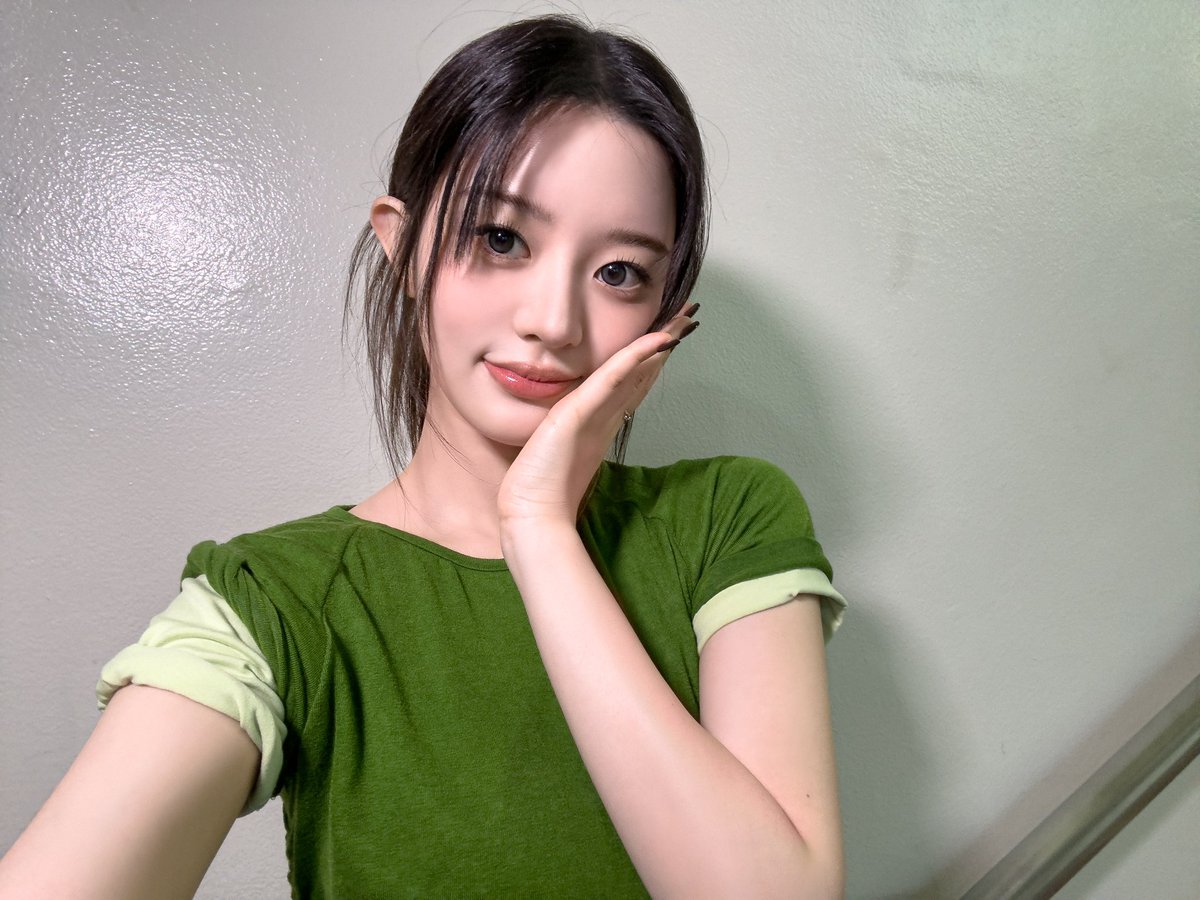 [#DAILY_IT]
ꕤ*.ﾟ 봄과 함께 찾아온 
러블리 새싹 민주 은행장 🌱💕

250418 @ 뮤직뱅크 
#ILLIT #아일릿 #MINJU #민주