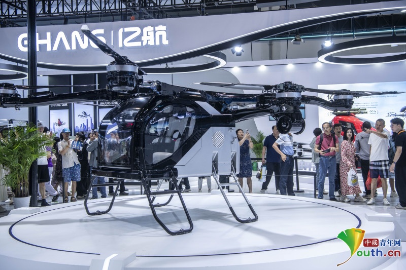 YouthChina's tweet photo. People were visiting drones’ exhibition area on the site of the 5th CICPE. Low-altitude economy is highlighted in this year’s #CICPE. 12 champion companies have brought their products to the expo, including #EHang, #AEROHT, and #Autoflight. #LowAltitudeEconomy #ChinaDrones https://t.co/2R43gScdJr