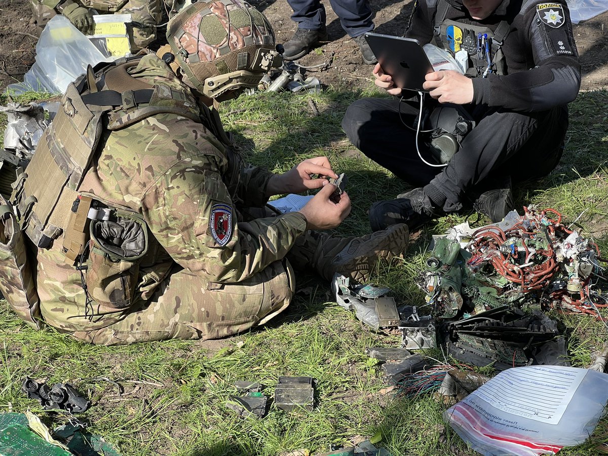 Venerdì Santo di terrore in #Ucraina a #Kharkiv: missili russi a frammentazione fra i condomini per colpire a vasto raggio e più persone possibili <a href="/Avvenire_Nei/">𝐀𝐯𝐯𝐞𝐧𝐢𝐫𝐞</a>