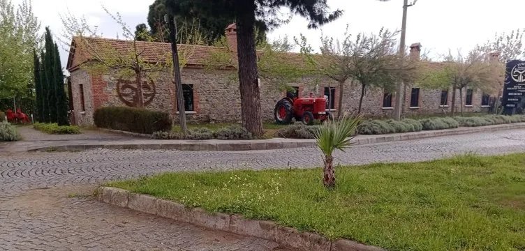 350 yıllık sabun fabrikasını 250 TL ye CHP'li Edremit Belediyesinden kiralayıp lüx bir restorana 60 bin TL'ye kiraya veriyor. Sonra çıkıp meydana "bizim kursağımızdan haram lokma geçmedi" diyorlar. Birde bu ciğeri beş para etmez Baba Hırsız, "bizi bu hale getirenler çocuğunun