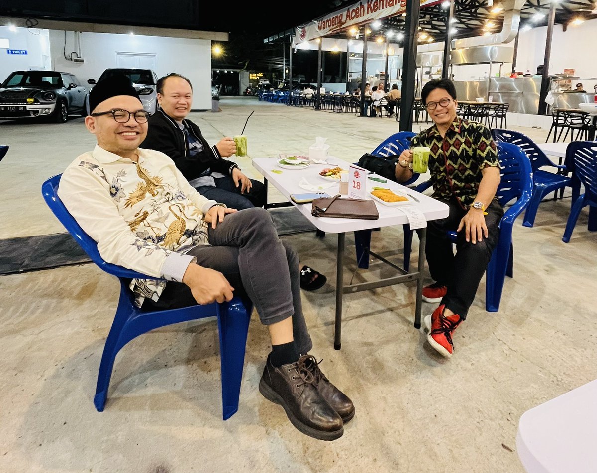 Kemarin buka puasa syawalan lanjut ngopi2, bincang2 hangat isu2 pendidikan terkini dan perang tarif AS-China, 17.04.2025 cc <a href="/AndarNubowo/">Andar Nubowo</a> <a href="/Satriwan_Salim/">Satriwan Salim (St. Pangulu Rajo)</a> <a href="/zanatul_91/">Iman Zanatul Haeri</a> <a href="/fuadfanani/">Ahmad Fuad Fanani</a>  <a href="/arifjamalimuis/">arif jamali muis</a> <a href="/pijarguru/">Doni Koesoema A.</a> <a href="/azaki_khoirudin/">Azaki Khoirudin #GakLucu</a>