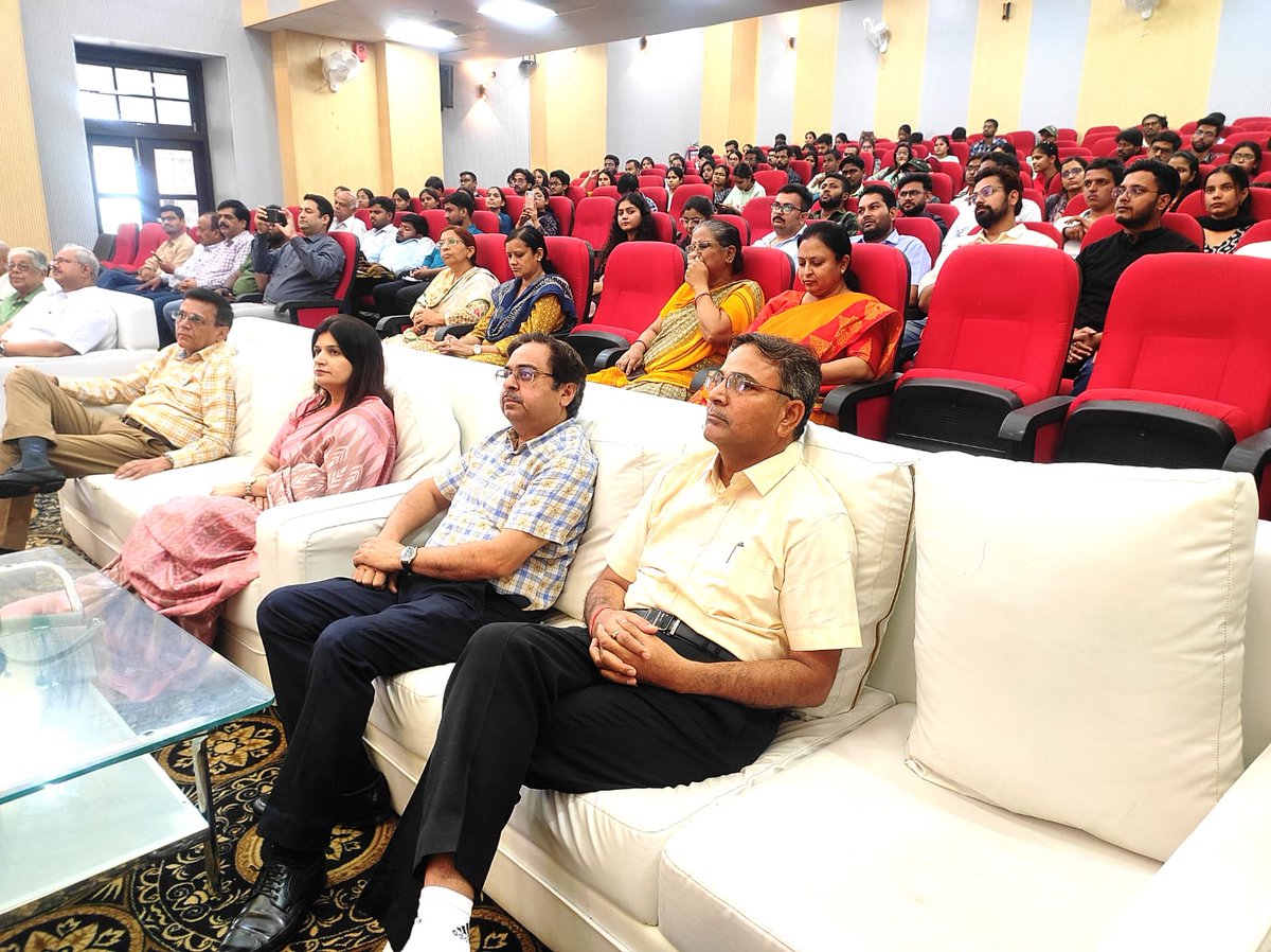 LucknowManagem3's tweet photo. The Department of Economics and the Population Research Centre, University of Lucknow, in collaboration with Lucknow Management Association, organized a thought-provoking lecture on the theme "India @2047: Experiences and Ideas." by Dr. Nirupam Bajpai. https://t.co/UuhXjCVXQm