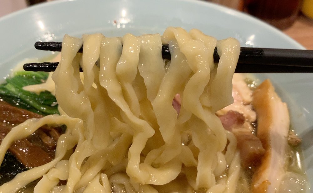 麺処ほん田 本店(東京/秋葉原)さんで「特製塩」を手揉み麺で戴きました♪
動物系と魚介系の旨味が凝縮された絶品スープ✨️口中で弾む極太手もみ縮れ麺、吊るし焼きやオーブン焼きなどの各種チャーシューも含め一口一口が驚きの連続👍🏻凄みを感じるクオリティで、旨~~~っ💝旨~~~っ😍旨~~~っ😻堪らんね🐱