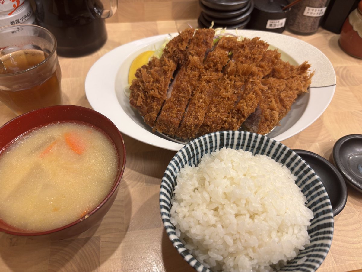 campdog5's tweet photo. 仕事が早く終わったので、結構有名なとんかつ屋さんに行ってきた🐖
美味しくて完食したけど、油でだいぶ胃がやられてる、、、歳とったなあ😭
この胃もたれはいつまで続くのか、、
次はロースでなくヒレにする https://t.co/MZQvKRcEqd