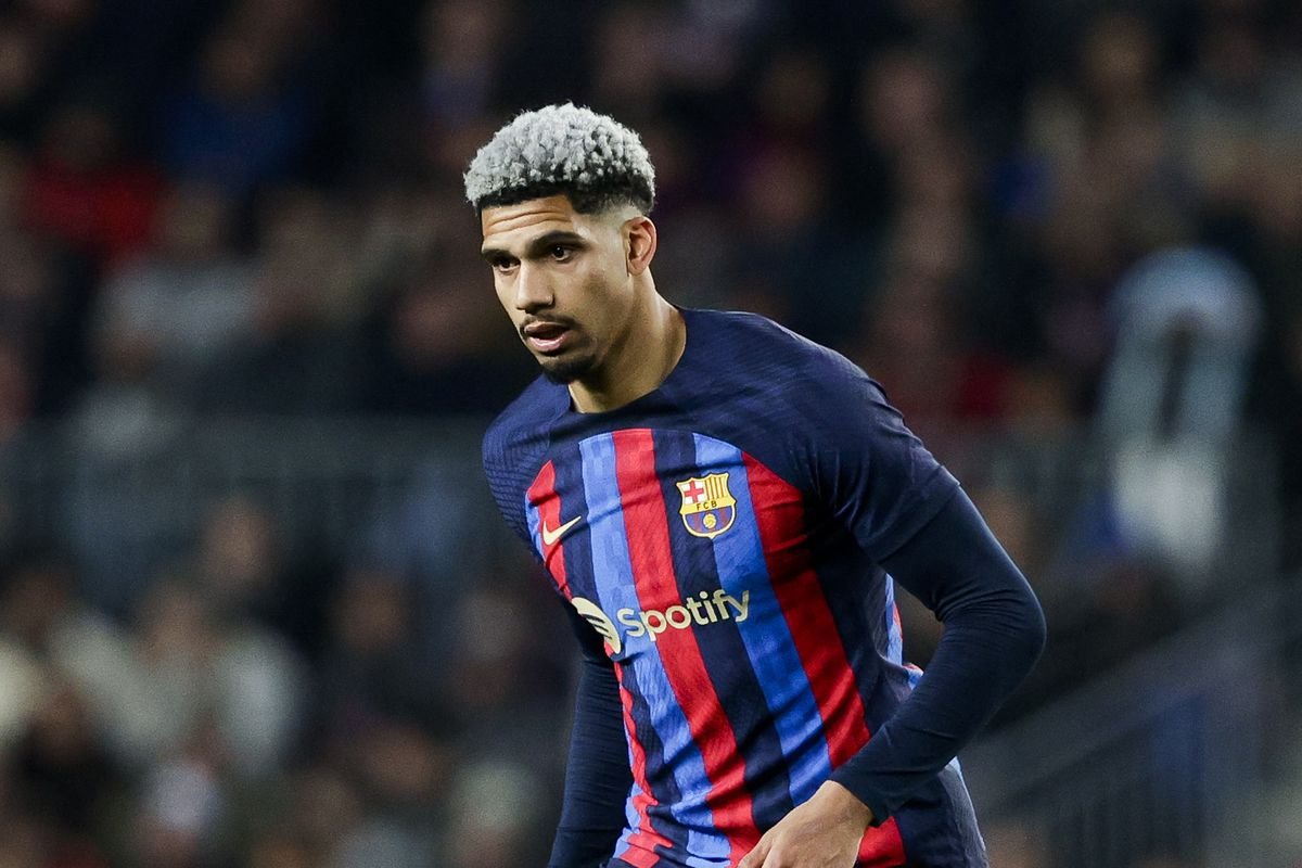 Kofi_Guess's tweet image. Araujo was so good in Xavi's famous prime "BACK" backline.
What happened to him?