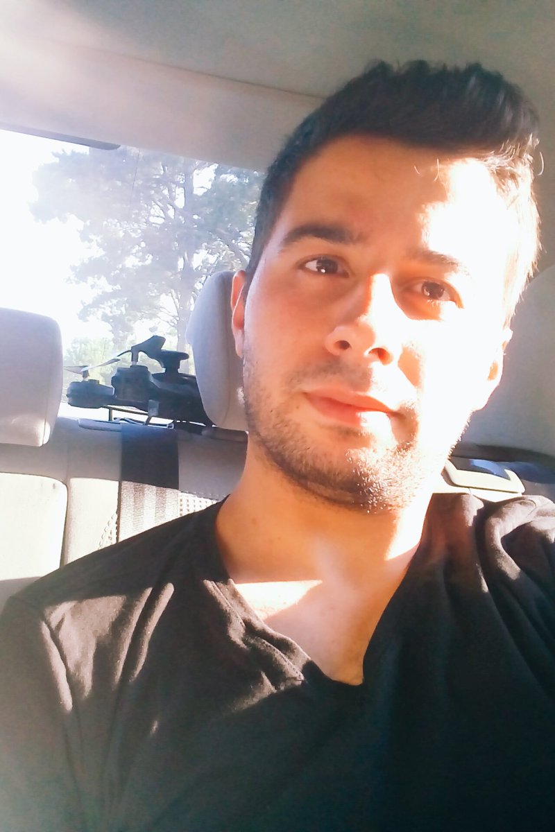 Öyle özledim, öyle özledim ki içim sızlıyor. 
Öyle öfkeliyim, öyle öfkeliyim ki meşgulüm sandığım, aklımda değil sandığım bir anda bile gözlerim doluyor.
Çünkü acı da, öfke de aklımda değil; İÇİMDE.
O yüzden hafızamı da kaybetsem, bilincimi de yitirsem asla geçmeyecek.
Unutmadım,