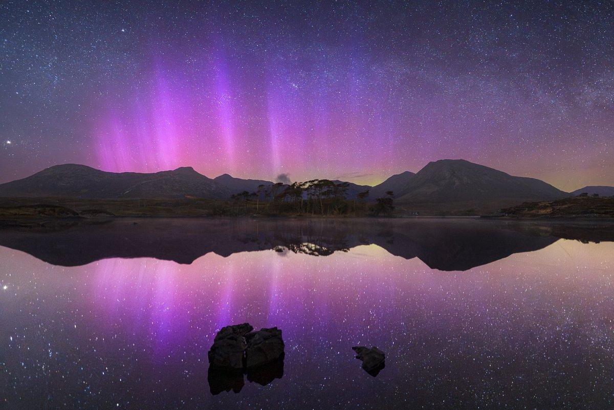Bernard Geraghty Landscape Tours (@bg_tours) on Twitter photo A beautiful night under the stars and Aurora on Wednesday! An iconic place giving me a 2 for 1 deal! <a href="/CarlowWeather/">Carlow Weather</a> <a href="/galwaytourism/">𝗚𝗮𝗹𝘄𝗮𝘆 𝗧𝗼𝘂𝗿𝗶𝘀𝗺</a> <a href="/ConnemaraIe/">Connemara.ie</a> <a href="/wildatlanticway/">Wild Atlantic Way</a> A beautiful night under the stars and Aurora on Wednesday! An iconic place giving me a 2 for 1 deal! <a href="/CarlowWeather/">Carlow Weather</a> <a href="/galwaytourism/">𝗚𝗮𝗹𝘄𝗮𝘆 𝗧𝗼𝘂𝗿𝗶𝘀𝗺</a> <a href="/ConnemaraIe/">Connemara.ie</a> <a href="/wildatlanticway/">Wild Atlantic Way</a>