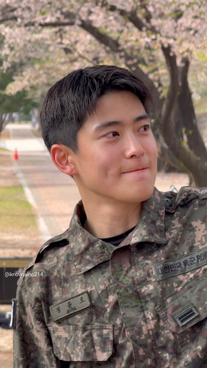 adore_jjh's tweet image. (⁠｡•⤚•)                                        ( •⤙• ｡)