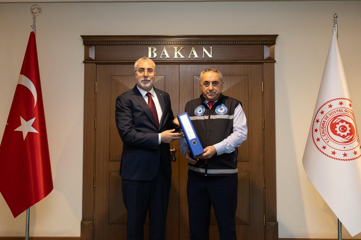 TurkesGuney's tweet photo. 📌17 Nisan 2025 tarihinde Genel Başkanımız Sayın Türkeş GÜNEY eşliğinde Genel Başkan Yardımcılarımız , Şube Başkanlarımız ve Dikili İlçe Temsicimiz Halil İbrahim ÖZDAMAR ile birlikte Çalışma ve Sosyal Güvenlik Bakanımız Sn. Prof. Dr. Vedat IŞIKHAN’ı ziyaretimizde;

📌 Sosyal güvenlik denetmenlerinin mesleki sorunlarının giderilmesi ve özlük haklarının iyileştirilmesi yönündeki taleplerimiz Sayın Bakanımıza rapor halinde sunduk.

📌SGK sağlık kuruluşlarında çalışan eczacı, tabip, hemşire, sağlık hizmet sınıfında çalışanlardan yapılan kesintilerin kaldırılması ve hizmet sınıfına mahsus diğer sağlık çalışanları ile aynı özlük haklarına sahip olması,

📌SGK personel eksikliğinin taşra sigorta uzman ve uzman yardımcılığı kadroları ihdas edilerek giderilmesi,

📌SGK icra memurlarına üçlü kadro tahsis edilmesi,

📌Kurumun orta kademe yöneticisi, şube müdürü ve şeflerin özlük haklarının iyileştirilmesi,

📌Büyükşehir tazminatları ve kira yardımları,

📌Ek zam ve refah payını verilmesi,

📌İnşaat Emlak Daire Başkanlığının taşınma konusu veya aynı bölgeden yer temin edilmesi,

📌İŞKUR Genel Müdürlüğü bünyesinde çalışan iş ve meslek danışmanlarının istihdam uzmanlığına geçişlerinin sağlanması için çalışma yapılması,

📌İŞKUR Genel Müdürlüğü bünyesinde iş ve meslek danışmanı olmayı bekleyen personele iş ve meslek danışmanı unvanlarının verilmesi,

konularında memurumuzun çözüm bekleyen sorunlarını kendilerine ilettik.

📌Nazik kabulleri ve misafirperverliklerinden dolayı Sn. Bakanımıza teşekkür ederiz.

@csgbakanligi 
@isikhanvedat